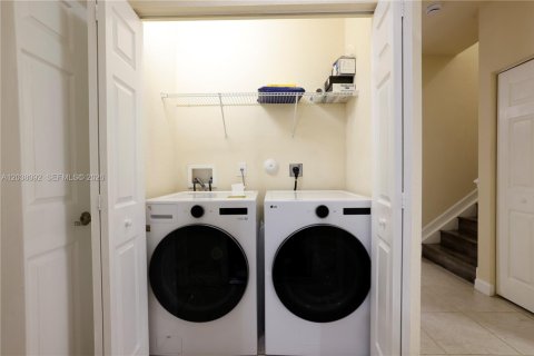 Townhouse in Miami, Florida 4 bedrooms, 171.5 sq.m. № 2246490 - photo 13