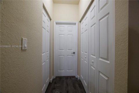Townhouse in Miami, Florida 4 bedrooms, 171.5 sq.m. № 2246490 - photo 23