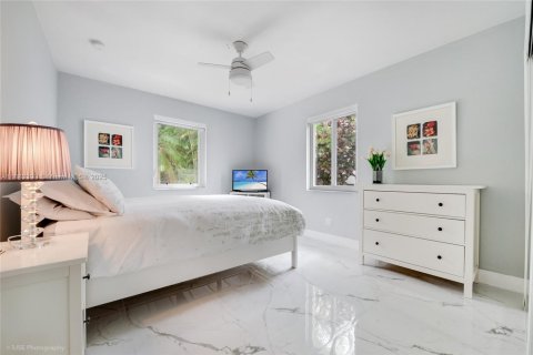 Villa ou maison à vendre à Coral Gables, Floride: 2 chambres, 85.84 m2 № 1930071 - photo 8