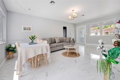 Villa ou maison à vendre à Coral Gables, Floride: 2 chambres, 85.84 m2 № 1930071 - photo 5