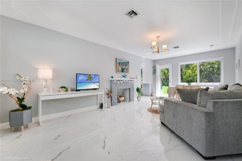 Villa ou maison à vendre à Coral Gables, Floride: 2 chambres, 85.84 m2 № 1930071 - photo 4