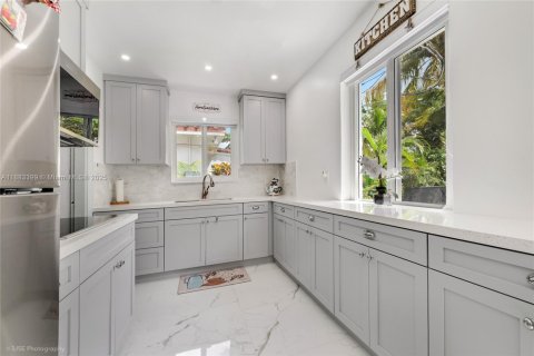 Villa ou maison à vendre à Coral Gables, Floride: 2 chambres, 85.84 m2 № 1930071 - photo 6