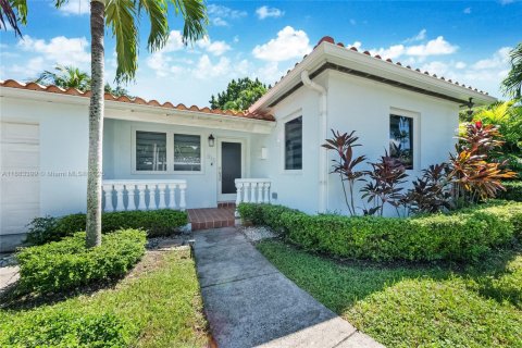 Villa ou maison à vendre à Coral Gables, Floride: 2 chambres, 85.84 m2 № 1930071 - photo 2
