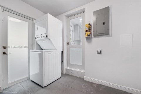 Villa ou maison à vendre à Coral Gables, Floride: 2 chambres, 85.84 m2 № 1930071 - photo 11