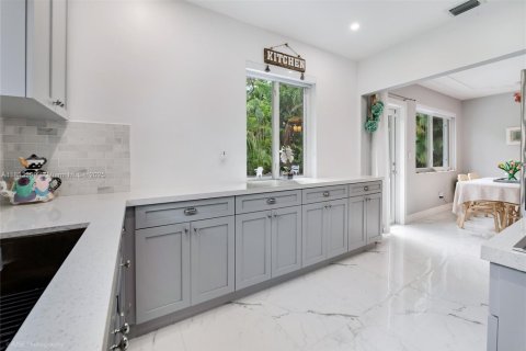 Villa ou maison à vendre à Coral Gables, Floride: 2 chambres, 85.84 m2 № 1930071 - photo 7