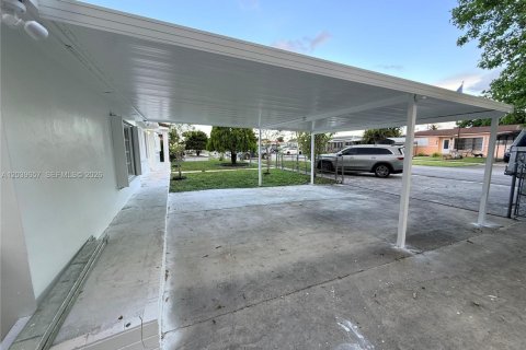 House in Hialeah, Florida 4 bedrooms, 161.19 sq.m. № 2086407 - photo 7