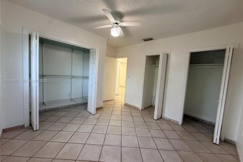 House in Hialeah, Florida 4 bedrooms, 161.19 sq.m. № 2086407 - photo 29