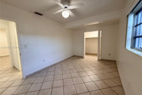 House in Hialeah, Florida 4 bedrooms, 161.19 sq.m. № 2086407 - photo 22