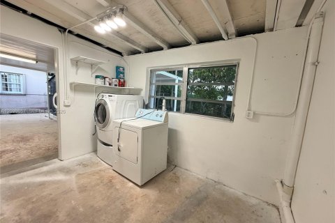 House in Hialeah, Florida 4 bedrooms, 161.19 sq.m. № 2086407 - photo 12