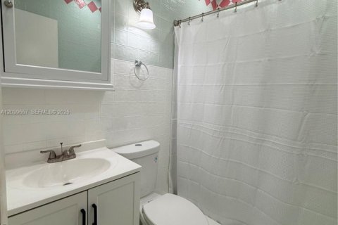 House in Hialeah, Florida 4 bedrooms, 161.19 sq.m. № 2086407 - photo 17