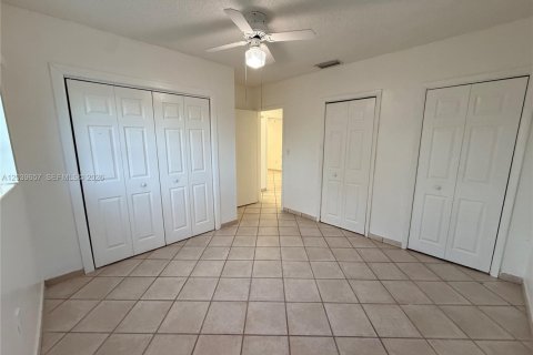 House in Hialeah, Florida 4 bedrooms, 161.19 sq.m. № 2086407 - photo 28