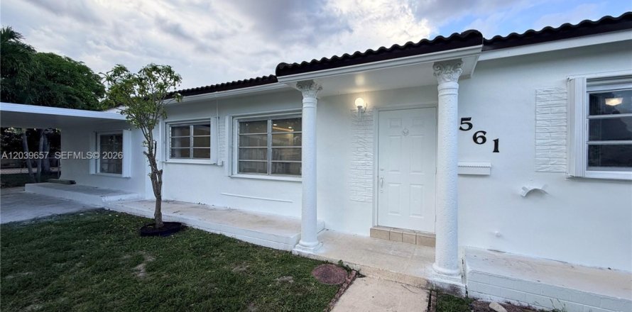 House in Hialeah, Florida 4 bedrooms, 161.19 sq.m. № 2086407