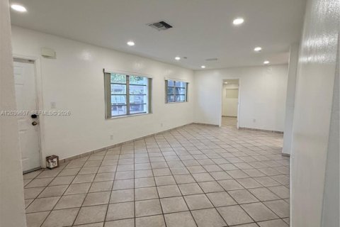 House in Hialeah, Florida 4 bedrooms, 161.19 sq.m. № 2086407 - photo 16