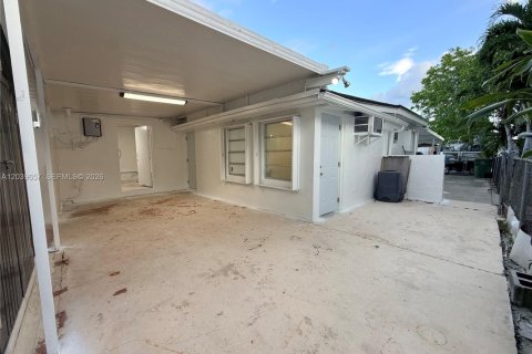 House in Hialeah, Florida 4 bedrooms, 161.19 sq.m. № 2086407 - photo 9