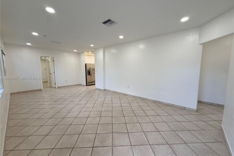 House in Hialeah, Florida 4 bedrooms, 161.19 sq.m. № 2086407 - photo 13