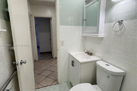 House in Hialeah, Florida 4 bedrooms, 161.19 sq.m. № 2086407 - photo 18