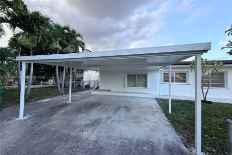 House in Hialeah, Florida 4 bedrooms, 161.19 sq.m. № 2086407 - photo 6