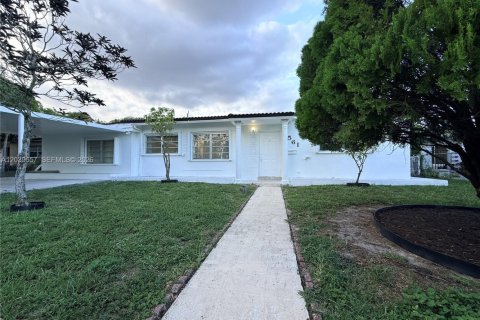 House in Hialeah, Florida 4 bedrooms, 161.19 sq.m. № 2086407 - photo 3