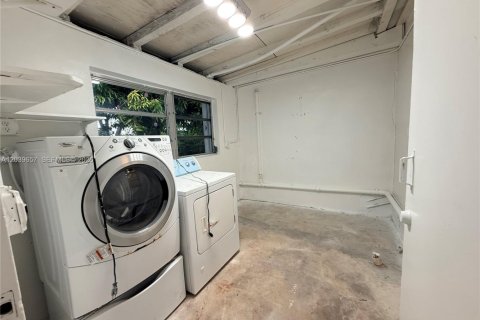 House in Hialeah, Florida 4 bedrooms, 161.19 sq.m. № 2086407 - photo 11