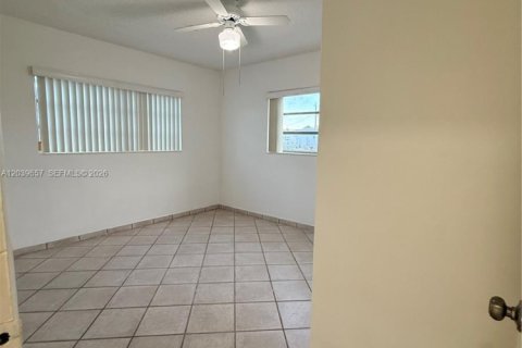 House in Hialeah, Florida 4 bedrooms, 161.19 sq.m. № 2086407 - photo 26