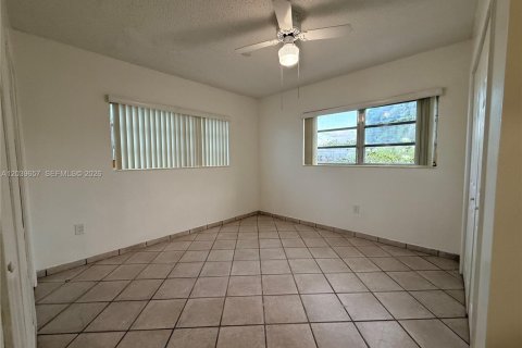 House in Hialeah, Florida 4 bedrooms, 161.19 sq.m. № 2086407 - photo 27