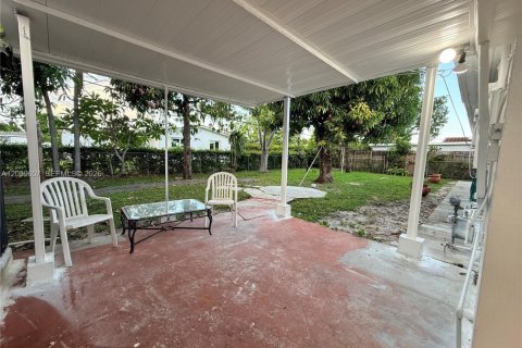 House in Hialeah, Florida 4 bedrooms, 161.19 sq.m. № 2086407 - photo 10