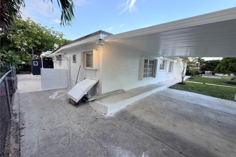 House in Hialeah, Florida 4 bedrooms, 161.19 sq.m. № 2086407 - photo 8