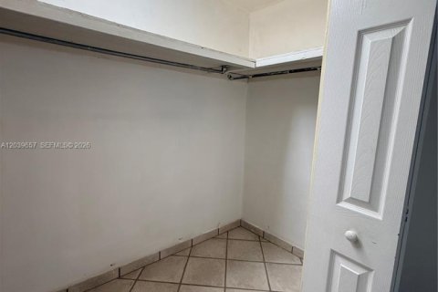 House in Hialeah, Florida 4 bedrooms, 161.19 sq.m. № 2086407 - photo 25
