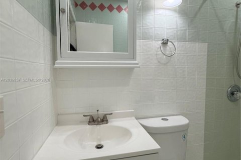 House in Hialeah, Florida 4 bedrooms, 161.19 sq.m. № 2086407 - photo 19