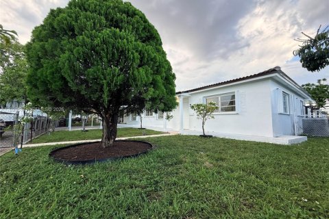 House in Hialeah, Florida 4 bedrooms, 161.19 sq.m. № 2086407 - photo 4