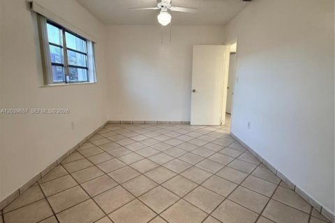 House in Hialeah, Florida 4 bedrooms, 161.19 sq.m. № 2086407 - photo 23