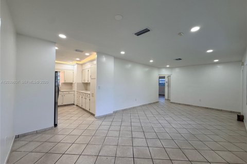 House in Hialeah, Florida 4 bedrooms, 161.19 sq.m. № 2086407 - photo 14