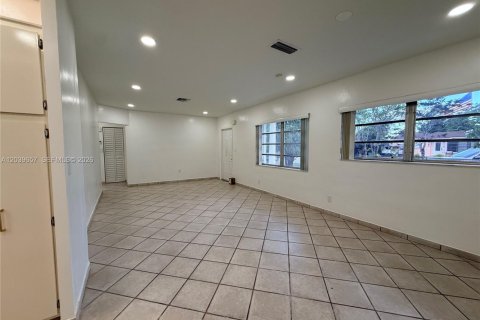 House in Hialeah, Florida 4 bedrooms, 161.19 sq.m. № 2086407 - photo 15