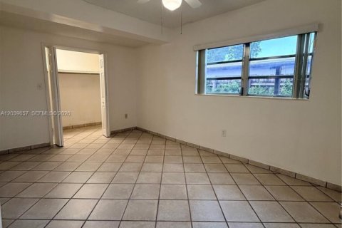 House in Hialeah, Florida 4 bedrooms, 161.19 sq.m. № 2086407 - photo 21