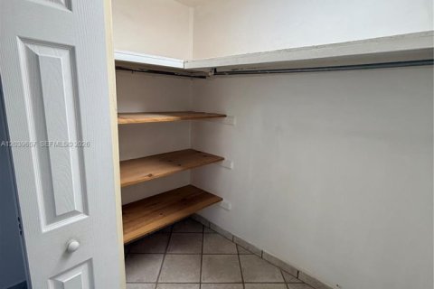 House in Hialeah, Florida 4 bedrooms, 161.19 sq.m. № 2086407 - photo 24