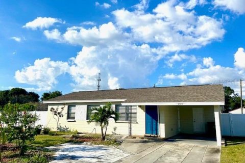 House in Tampa, Florida 3 bedrooms, 124.95 sq.m. № 2355777