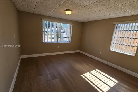Villa ou maison à vendre à Hialeah, Floride: 3 chambres, 130.81 m2 № 1891947 - photo 14