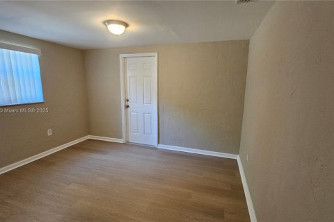 Villa ou maison à vendre à Hialeah, Floride: 3 chambres, 130.81 m2 № 1891947 - photo 18