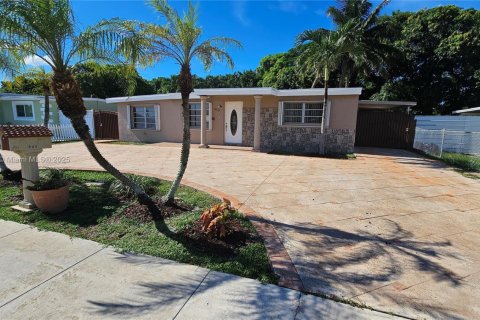 Villa ou maison à vendre à Hialeah, Floride: 3 chambres, 130.81 m2 № 1891947 - photo 1