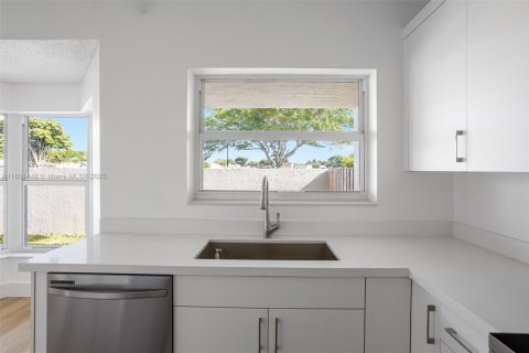 House in Hialeah, Florida 3 bedrooms, 199.18 sq.m. № 1727452 - photo 11