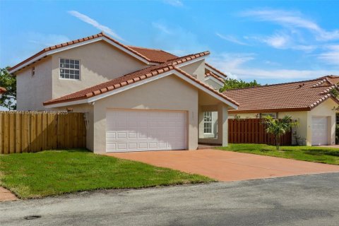 House in Hialeah, Florida 3 bedrooms, 199.18 sq.m. № 1727452 - photo 2