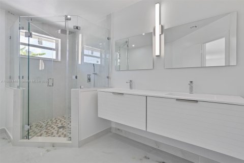 House in Hialeah, Florida 3 bedrooms, 199.18 sq.m. № 1727452 - photo 28