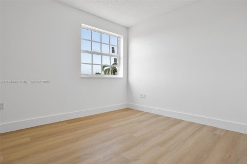 House in Hialeah, Florida 3 bedrooms, 199.18 sq.m. № 1727452 - photo 20