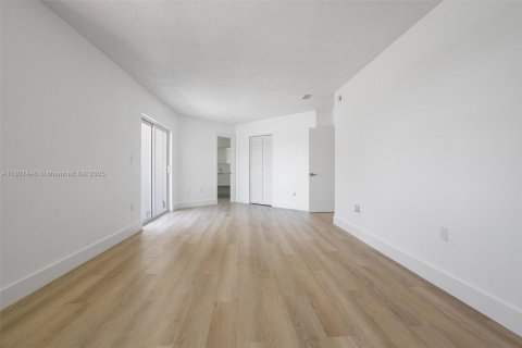 House in Hialeah, Florida 3 bedrooms, 199.18 sq.m. № 1727452 - photo 25