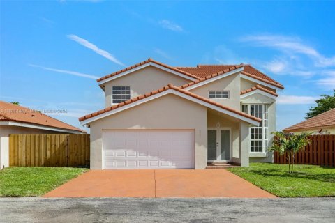 House in Hialeah, Florida 3 bedrooms, 199.18 sq.m. № 1727452 - photo 1