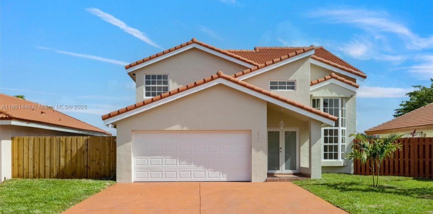 House in Hialeah, Florida 3 bedrooms, 199.18 sq.m. № 1727452