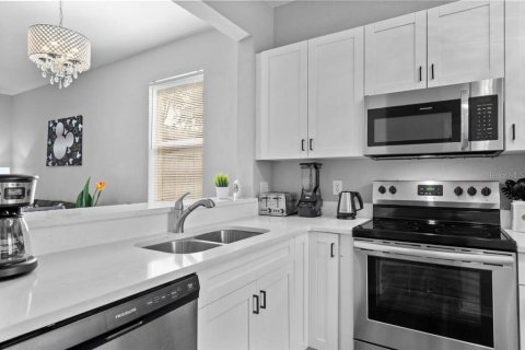 Townhouse in Davenport, Florida 4 bedrooms, 172.43 sq.m. № 2378324 - photo 8