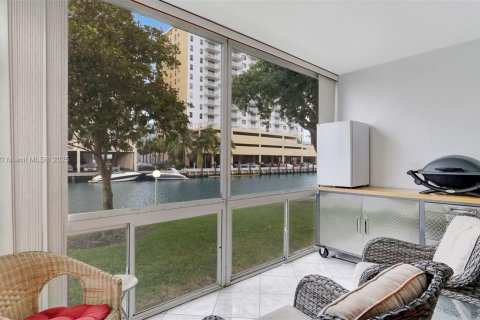 Condo in Hallandale Beach, Florida, 2 bedrooms № 1959087 - photo 4