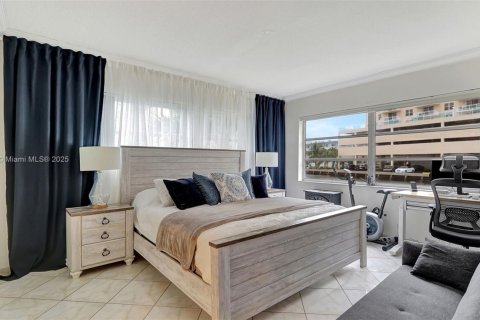 Condo in Hallandale Beach, Florida, 2 bedrooms № 1959087 - photo 14