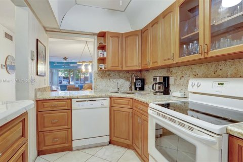 Condo in Hallandale Beach, Florida, 2 bedrooms № 1959087 - photo 6
